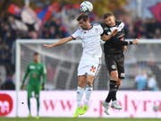 Valentin Stocker (links) gewinnt das Kopfballduell gegen Balint Vecsei (Bild: KEYSTONE/TI-PRESS/ALESSANDRO CRINARI)