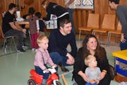 Christoph und Sandra Wittwer freuen sich mit ihren beiden Söhnen über das Angebot der Spielgruppe. (Bild: Susanna Ribi)