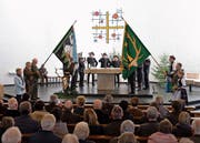 Begleitet von den Obwaldner Jagdhornbläsern präsentierten die Patentjäger Nidwaldens die alte (links) und die neue Fahne des Vereins. (Bilder: Richard Greuter, Büren, 10. November 2019)