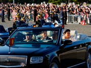 Das neue japanisch Kaiserpaar lässt sich auf den Strassen Tokios vom Volk feiern. (Bild: KEYSTONE/AP/EUGENE HOSHIKO)
