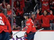Die Fans der Washington Capitals freuen sich mit Jonas Siegenthaler über dessen Torpremiere in der NHL (Bild: KEYSTONE/FR67404 AP/NICK WASS)