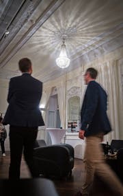 Gäste bestaunen den prachtvollen Festsaal. Bild: David Scarano