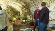 Im stimmungsvoll dekorierten Gewölbekeller bietet René Keller Herbstgestecke und Pflanzen an. (Bild: Christine Luley)