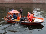 Taucher suchen am Sonntag im Fluss Moika in St. Petersburg nach Leichenteilen. (Bild: KEYSTONE/EPA/ANATOLY MALTSEV)