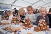 Alissa, Jana, Leona und Louisa (von links) sind mit vollem Eifer dabei, ihr Lebkuchenhäuschen zu verzieren. (Bild: Corinne Glanzmann, Malters, 9. November 2019)