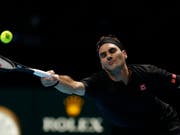 Vergeblich gestreckt: Roger Federer verlor sein Auftaktspiel an den ATP Finals in London gegen Dominic Thiem (Bild: KEYSTONE/AP/ALASTAIR GRANT)