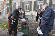 Pumpen und Löschen wie im Jahre 1900: Ein Feuerwehrmann gibt am Mikrofon Auskunft. (Bild: Lukas Pfiffner)