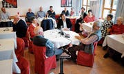 Ein Gespräch über vergangene Zeiten: Margrit Staub, Hans Meyer, Moderator Remo Hegglin und Beat Weber (von links). (Bild: Stefan Kaiser, Menzingen, 9. November 2019)