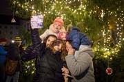 Der Christbaum auf dem Klosterplatz ist eine der Hauptattraktionen der Weihnachtsstadt St.Gallen im Advent. Anlässe um ihn herum ziehen immer viele Besucherinnen und Besucher an. (Bild: Benjamin Manser - 27. November 2016)
