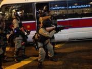 Schwerbewaffnete Polizisten in Hongkong im Einsatz gegen Demonstranten. (Bild: KEYSTONE/EPA/JEROME FAVRE)