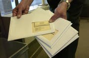 Bisher sind in der Stadt St.Gallen über 5000 Couverts mit ausgefüllten Wahl- und Abstimmungsunterlagen für den 17. November retourniert worden. (Bild: Ralph Ribi - 28. Februar 2007)