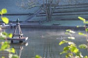 Leserbild. Andreas Hobi fotografierte die beiden Schwimmerinnen am Sonntagmorgen im frostigen Mannenweier.