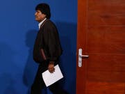 Boliviens abtrentender Präsident Evo Morales erscheint bei einer Pressekonferenz am Militärflughafen El Alto. (Bild: KEYSTONE/AP/JUAN KARITA)