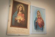 Das Zimmer von Francesca Placereani ist mit vielen religiösen Symbolen geschmückt. (Bild: Lisa Jenny)