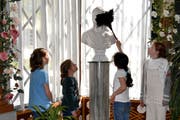 Kinder schlüpfen in die Rolle der Dienerschaft auf Schloss Arenenberg. (Bild: PD)