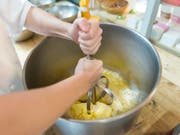 Eine Frau ist in Frankreich beim Kuchenbacken ums Leben gekommen. (Bild: KEYSTONE/CHRISTIAN BEUTLER)