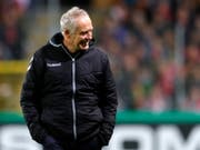 Freiburgs Trainer Christian Streich war nach dem Bodycheck von David Abraham nicht nachtragend (Bild: KEYSTONE/EPA/RONALD WITTEK)
