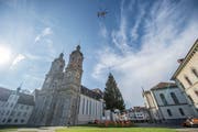 Der Flug des grossen Christbaums auf den Klosterplatz ist jeweils ein Spektakel, das viel Publikum anzieht. (Bild: Urs Bucher - 4. November 2016)