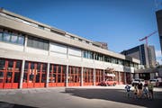 Das Depot der St.Galler Berufsfeuerwehr an der Notkerstrasse 44 ist baulich in einem schlechten Zustand. Es soll jetzt für rund 20 Millionen Franken saniert und erweitert werden. (Bild: Ralph Ribi - 14. Oktober 2019)