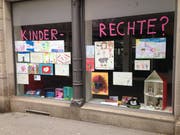 Kinderzeichnungen und andere Kunstwerke zum Tag der Rechte des Kindes in den Schaufenstern des ehemaligen Finnshop an der Neugasse 33. (Bild: Reto Voneschen - 11. November 2019)