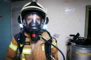 Für ihre Sendung «Mona mittendrin» schmeisst sich Mona Vetsch in die Kluft der Basler Berufsfeuerwehr. (Bild: PD/SRF)
