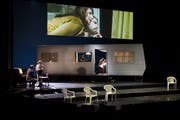 «Endstation Sehnsucht» im Grossen Haus des Theaters St.Gallen: Vor dem Wohnwagen wird Theater gespielt, drinnen werden Filmszenen gedreht und auf Grossleinwand projiziert. (Bilder: Theater St.Gallen)
