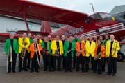 Die Mitglieder des Zurich Airport Orchestra vor einem Doppeldecker des Typs Antonow An-12. Normalerweise haben es die Musikerinnen und Musiker, die im Flughafen arbeiten, heutzutage mit grösseren Vögeln zu tun. (Bild: PD)