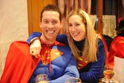 Michael Götte und Gattin Andrea sind in der Motorsägen-Challenge als nächste gefordert. Humor, der eine gute Voraussetzung für die Teilnahme an der Aktion ist, haben die beiden schon früher bewiesen - etwa als Superman und Supergirl an der Beizenfasnacht in Tübach. (Bild: Hanspeter Schiess - 12. März 2012)