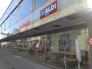 An der Ecke St.-Leonhard- und Gäbrisstrasse richtet derzeit Aldi Schweiz seine erste St.Galler Innenstadt-Filiale ein. Im Schaufenster spiegelt sich die gegenüberliegende Rückseite der Hauptpost. (Bild: Reto Voneschen - 14. November 2019)