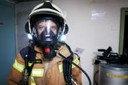 Für ihre Sendung «Mona mittendrin» schmeisst sich Mona Vetsch in die Kluft der Basler Berufsfeuerwehr. (Bild: PD/SRF)