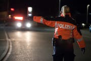 Die Stadtpolizei führte am Donnerstagabend Verkehrskontrollen durch. Dabei wurde vor allem die Beleuchtung der Fahrzeuge geprüft. (Bild: Stapo)