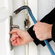 Die unbekannte Täterschaft konnte Geld und Schmuck in bislang unbekannter Höhe stehen. (Bild: Kapo)