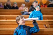 Wer genau hinsieht, entdeckt in der Kathedrale manch Neues. Hier am Volksfest im Stiftsbezirk St.Gallen. (Bild: Urs Bucher)
