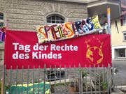 Ein Transparent macht vor dem Kindertreff Ti-Rumpel im Lachen-Quartier auf den Tag der Kinderrechte aufmerksam. (Bild: Reto Voneschen - 9. November 2019)