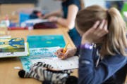 Kinder beim Selbststudium der französischen Sprache an der Tagesschule Bungertwies in Zürich. (Bild: Gaetan Bally - 12. März 2015)
