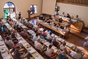 Blick in den Saal des St.Galler Stadtparlaments von der Besuchertribüne aus. (Bild: Adriana Ortiz Cardozo - 3. Juli 2019)