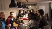 Gehört mit zum Konzept der St.Galler Fussballlichtspiele: Zusammensitzen und fachsimpeln in den Pausen zwischen den Filmen und Diskussionen. (Bild: PD)