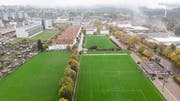Gehen beim Landabtausch mit den Ortsbürgern unter anderem ins Eigentum der Stadt über: Die Fussballplätze des FC St.Otmar und die dahinter liegende Wiese mit dem Parkplatz für die Sportanlage Lerchenfeld. (Bild: Ralph Ribi - 30. Oktober 2019)