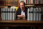 Stefan Sonderegger, Stadtarchivar der Ortsbürgergemeinde St.Gallen, ist Spezialist für Mittelaltergeschichte. Er spricht am Donnerstag über die Bedeutung alter Urkunden für die Geschichtsschreibung. (Bild: Benjamin Manser -27. März 2017)
