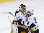 EVZ-Goalie Leonardo Genoni darf sich bei seiner Rückkehr nach Bern im Penaltyschiessen als Matchwinner feiern lassen (Bild: KEYSTONE/PETER KLAUNZER)