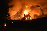 Beim Brand wurden zwei Wohnhäuser sowie ein Stall komplett zerstört. (Bild: Kapo SG)