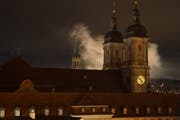 Am frühen Samstagmorgen waren hinter der Kathedrale Rauchschwaden zu sehen. Die «Saint Brothers» hatten beim Bohl ihr Zehnjähriges erneut mit Feuerwerk gefeiert. (Bild: Leserreporter, 2. November 2019)