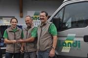 Schlüsselübergabe bei der Landi an den jungen Nachfolger: Ivo Walder, Chläus Schönenberger und Andreas Isenring (von links). (Bild: Fränzi Göggel)