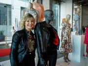 Schauspielerin Olivia Newton-John mit Kostümen aus dem Hit-Filmmusical «Grease» aus dem Jahr 1978. (Bild: KEYSTONE/EPA/EUGENE GARCIA)