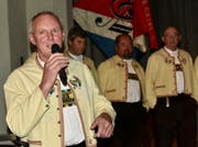 Bergfinkli-Präsident Hans Vetsch stellt seine Jodler einzeln vor. (Bild: Heidy Beyeler)