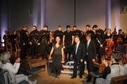 Beim Schlussapplaus: Herman Ostendarp, Tänzer Davidson Hegglin Farias umrahmt von den Sängern von Iberi (auf dem Podest), vorne Solistin Chiara Enderle, David Jud und Wilfrid Stillhard (von links). (Bild: Peter Küpfer)