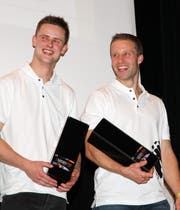 Philipp Roos und Janick Jaggi (rechts) wurden für ihre EM-Silbermedaille geehrt. (Bild: Urs Huwyler)