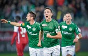Jubel, Freudenschreie, Ausgelassenheit – Captain Silvan Hefti lässt sich nach seinem Tor zum 3:0 von den St.Gallern feiern. (Bild: Ralph Ribi, St.Gallen, 2.November 2019)
