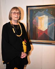 Beatrix Schären präsentiert ihr Ölbild «Schwebende Räume». (Bild: Romano Cuonz, Sarnen, 2. November 2019)