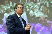 SVP-Präsident Albert Rösti an der ersten Delegiertenversammlung nach der Wahlniederlage. (Bild: Keystone, Walter Bieri)